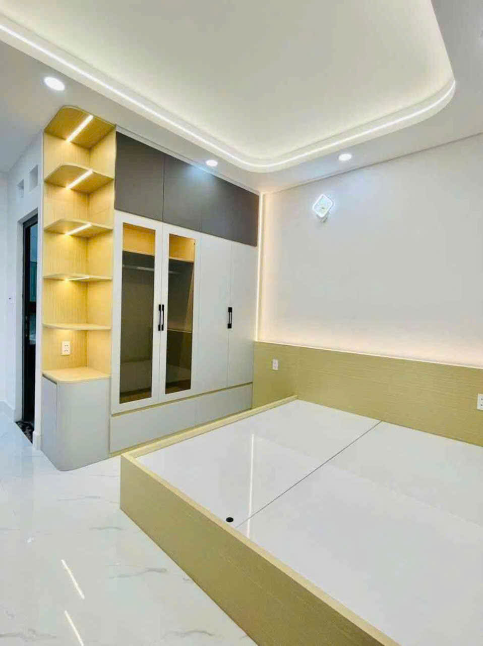 Bán nhà mặt đường trước nhà rộng hơn 10m, hẻm 8m ô tô tránh nhau, Lê Văn Quới,